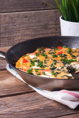 Ispanak, domates ve peynir frittata