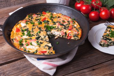 Ispanak, domates ve peynir frittata
