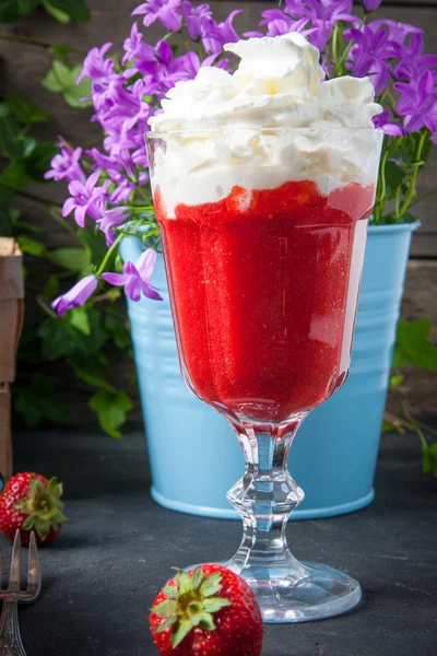 Smoothie aux fraises à la crème fouettée — Photo