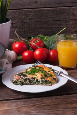 Ispanak, domates ve peynir frittata