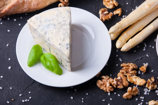 Blauschimmelkäse und Camembert auf Tellern — Stockfoto