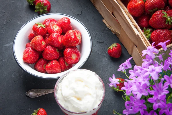 Bol de fraises fraîches — Photo