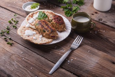 Köfte salata ile plaka üzerinde gözleme ile