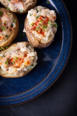 Sosis, yumurta ve Frenk soğanı fırında patates dolması