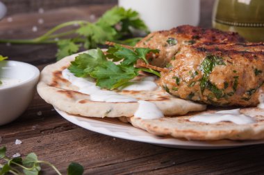 Köfte salata ile plaka üzerinde gözleme ile