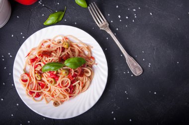 Spagetti domates, sarımsak, fesleğen, zeytin ve zeytinyağı ile