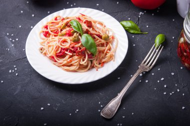 Spagetti domates, sarımsak, fesleğen, zeytin ve zeytinyağı ile