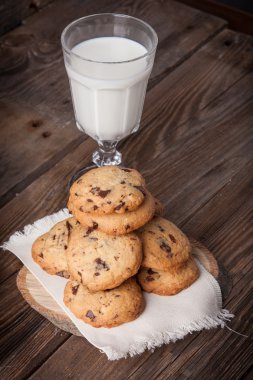 Bir bardak süt ile çerezleri yığını