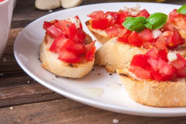 Bruschetta domates, soğan ve fesleğen ile