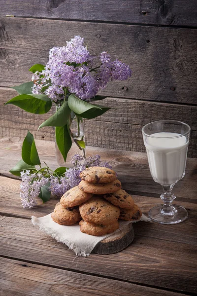 Stack of cookies with glass of milk — Stock Photo, Image