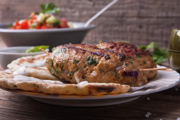 Kofta con pan plano en plato con ensalada — Foto de Stock