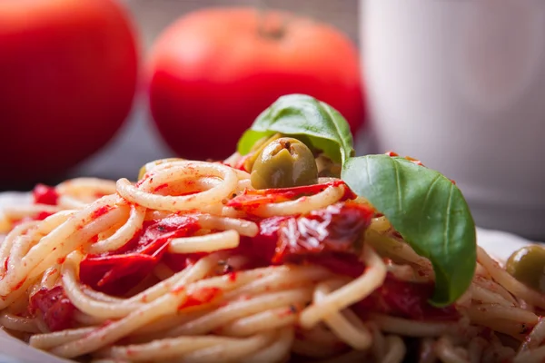 Spaghetti with tomatoes, garlic, basil, olives and olive oil — Stock Photo, Image