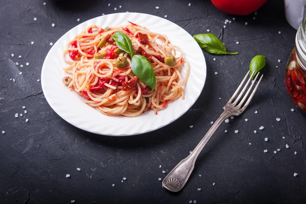 Spaghetti with tomatoes, garlic, basil, olives and olive oil — Stock Photo, Image