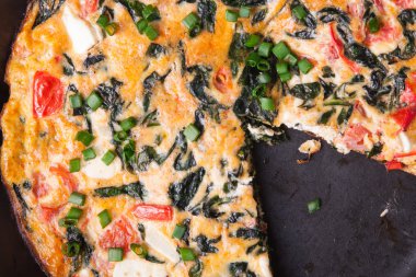 Ispanak, domates ve peynir frittata