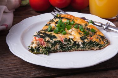 Ispanak, domates ve peynir frittata