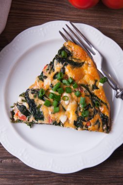 Ispanak, domates ve peynir frittata