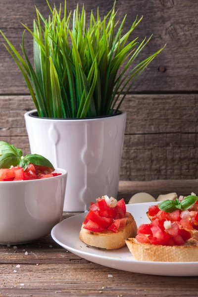 Bruschetta con tomate, cebolla y albahaca —  Fotos de Stock