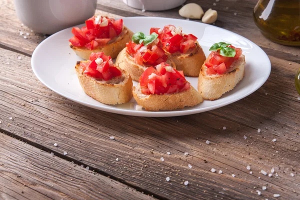 Bruschetta con tomate, cebolla y albahaca — Foto de Stock