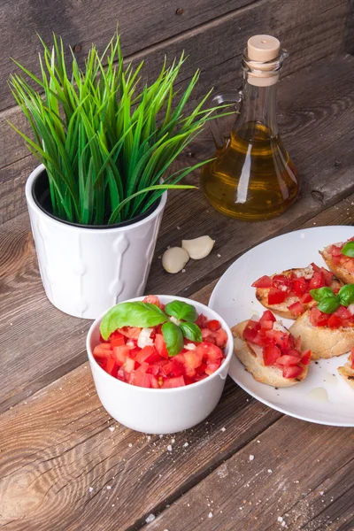 Bruschetta con tomate, cebolla y albahaca — Foto de Stock