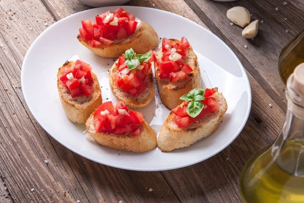 Bruschetta con tomate, cebolla y albahaca — Foto de Stock