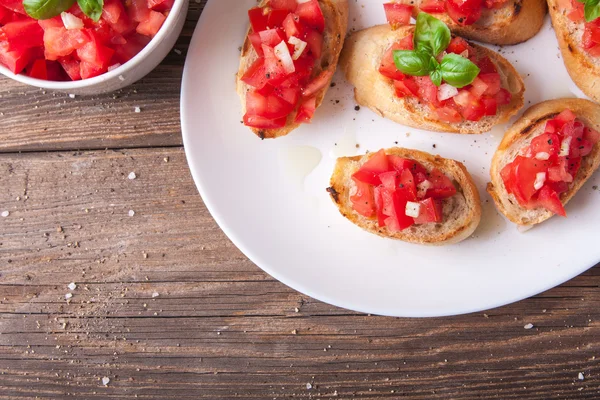 トマト、玉ねぎ、バジルのブルスケッタ — ストック写真