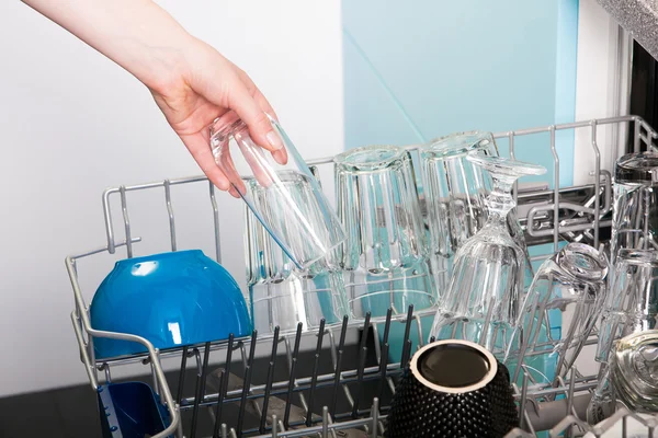 食器洗い機を空の女性 ロイヤリティフリーのストック画像