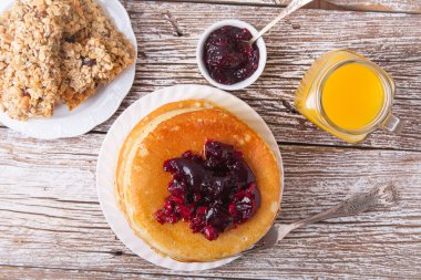 Bardak portakal suyu ile krep yığını