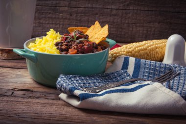 Ev yapımı biber con carne fasulye, biber ve pirinç ile