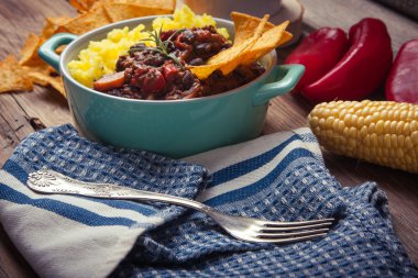 Ev yapımı biber con carne fasulye, biber ve pirinç ile