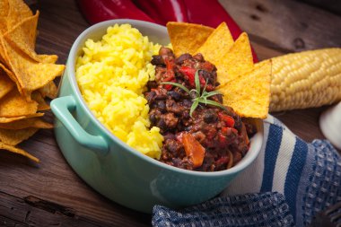 Ev yapımı biber con carne fasulye, biber ve pirinç ile