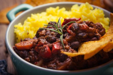 Ev yapımı biber con carne fasulye, biber ve pirinç ile