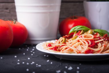 Spagetti domates, sarımsak, fesleğen, zeytin ve zeytinyağı ile