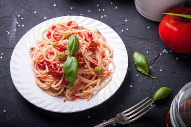 Spagetti domates, sarımsak, fesleğen, zeytin ve zeytinyağı ile