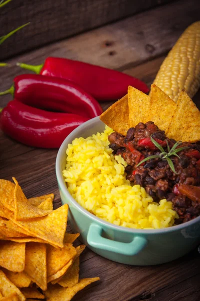 Chile casero con carne con frijoles, pimienta y arroz —  Fotos de Stock