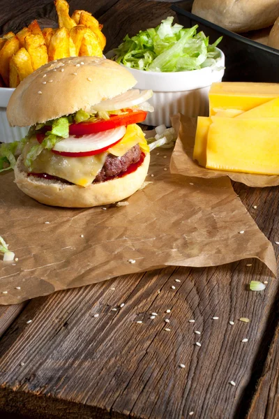 Чизбургер с картошкой фри . — стоковое фото