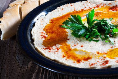 Maydanoz ve yağ ile taze humus.
