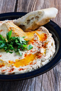 Maydanoz ve yağ ile taze humus.