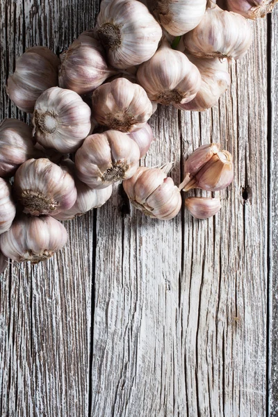 Fresh garlic braid. — Stock Photo, Image