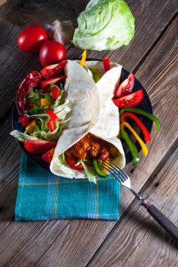 Tortilla chili con carne ile.