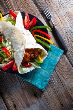 Tortilla chili con carne ile.