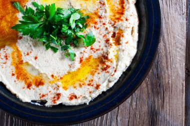 Maydanoz ve yağ ile taze humus.