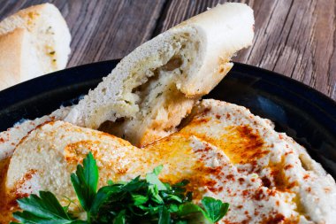 Maydanoz ve yağ ile taze humus.