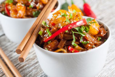 Kızarmış karidesli pirinç noodle.