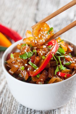 Kızarmış karidesli pirinç noodle.