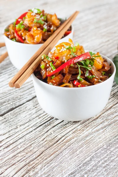 Macarrão de arroz frito com camarão . — Fotografia de Stock