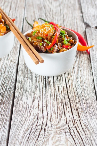 Macarrão de arroz frito com camarão . — Fotografia de Stock