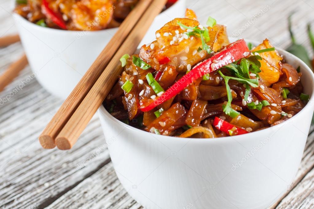 Fried rice noodles with shrimp.