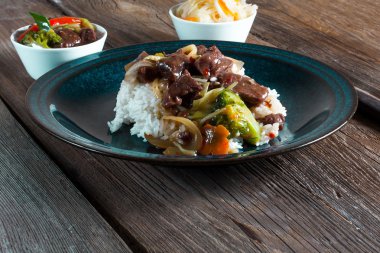 Pirinç ile baharat sığır eti.