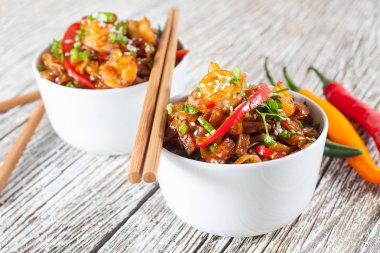 Kızarmış karidesli pirinç noodle.