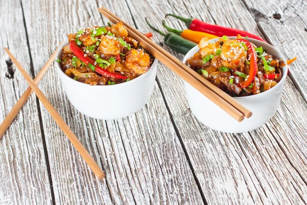 Macarrão de arroz frito com camarão . — Fotografia de Stock